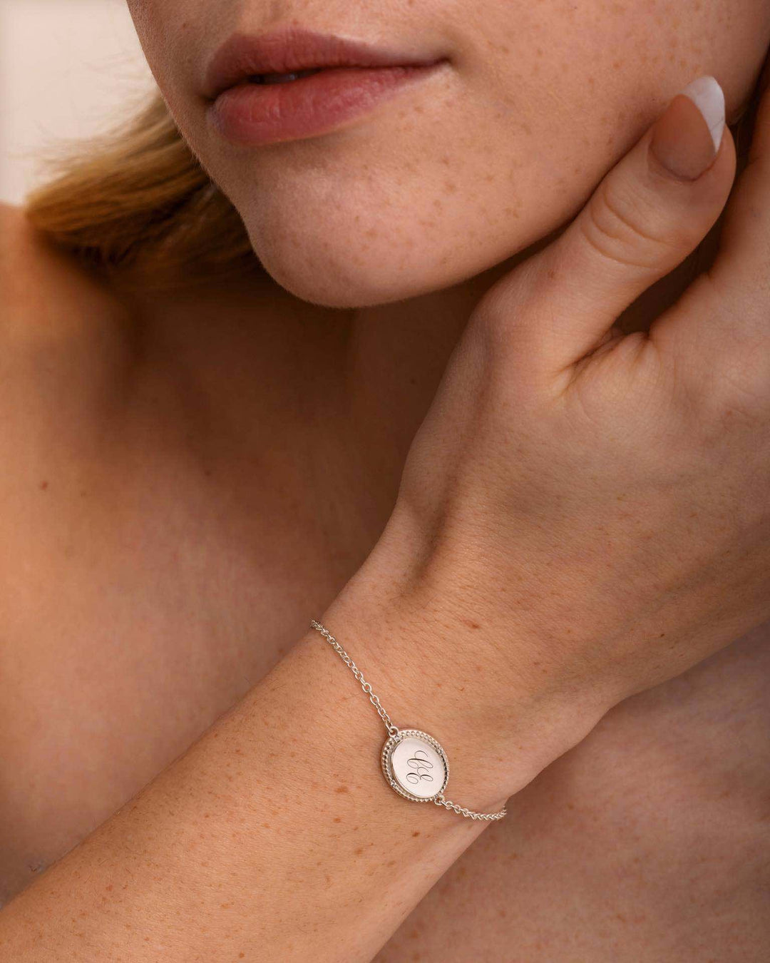 close up indossato bracciale slider personalizzabile con incisione argento