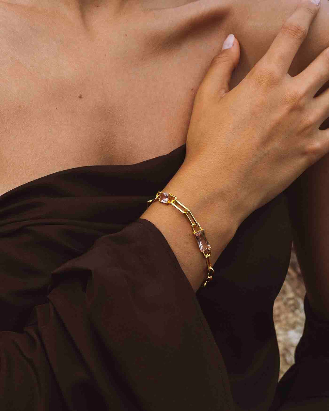 bracciale sunset placcato oro indossato su modella