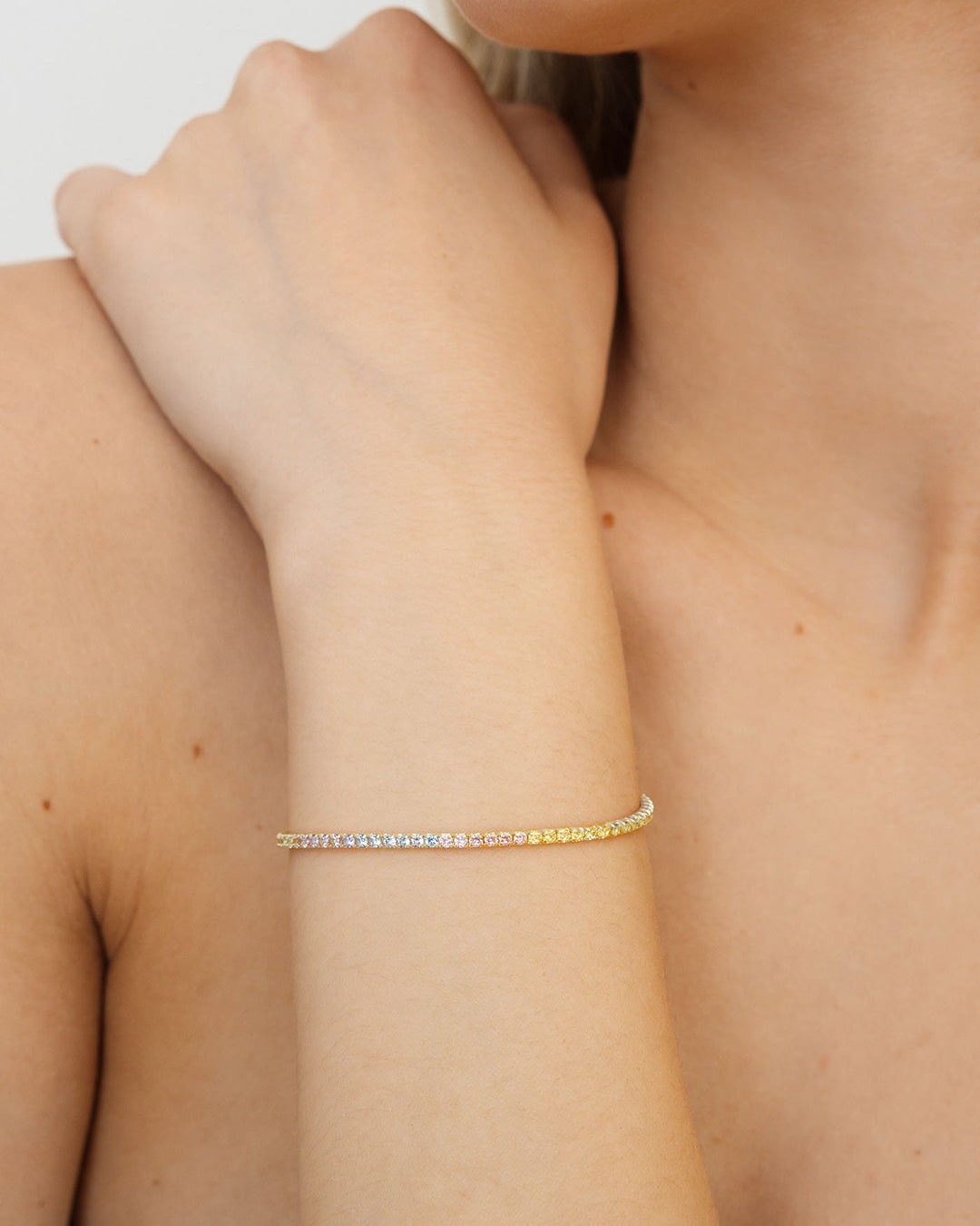 close up del bracciale tennis pastello indossato
