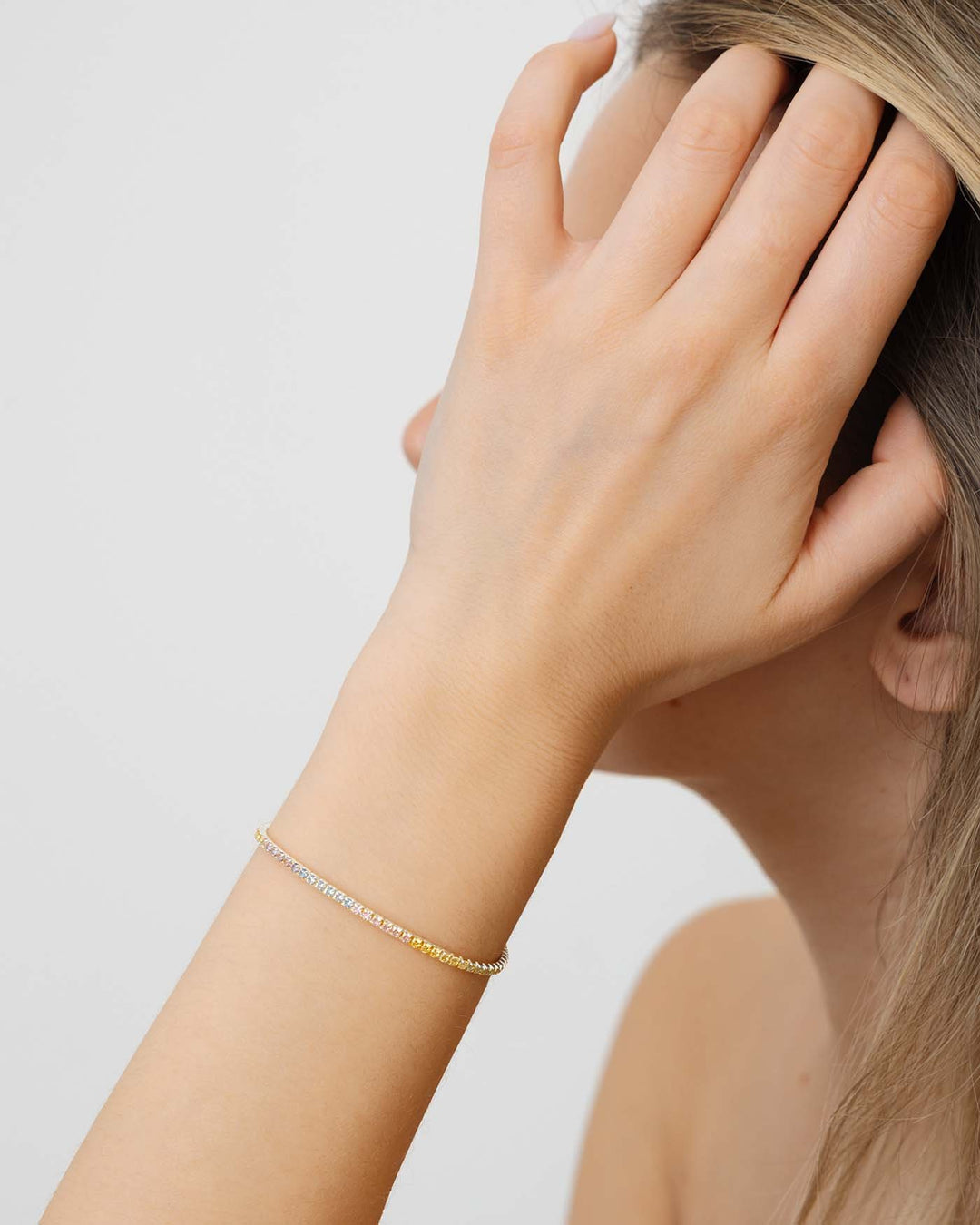 bracciale tennis argento indossato su modella