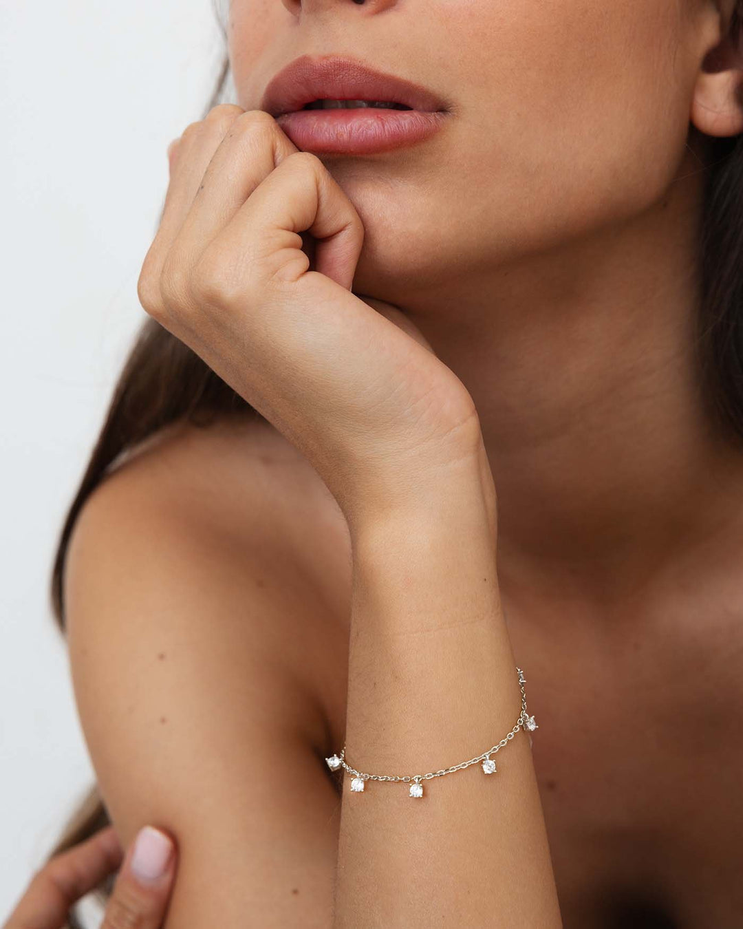 bracciale zirconia bianco argento indossato su modella