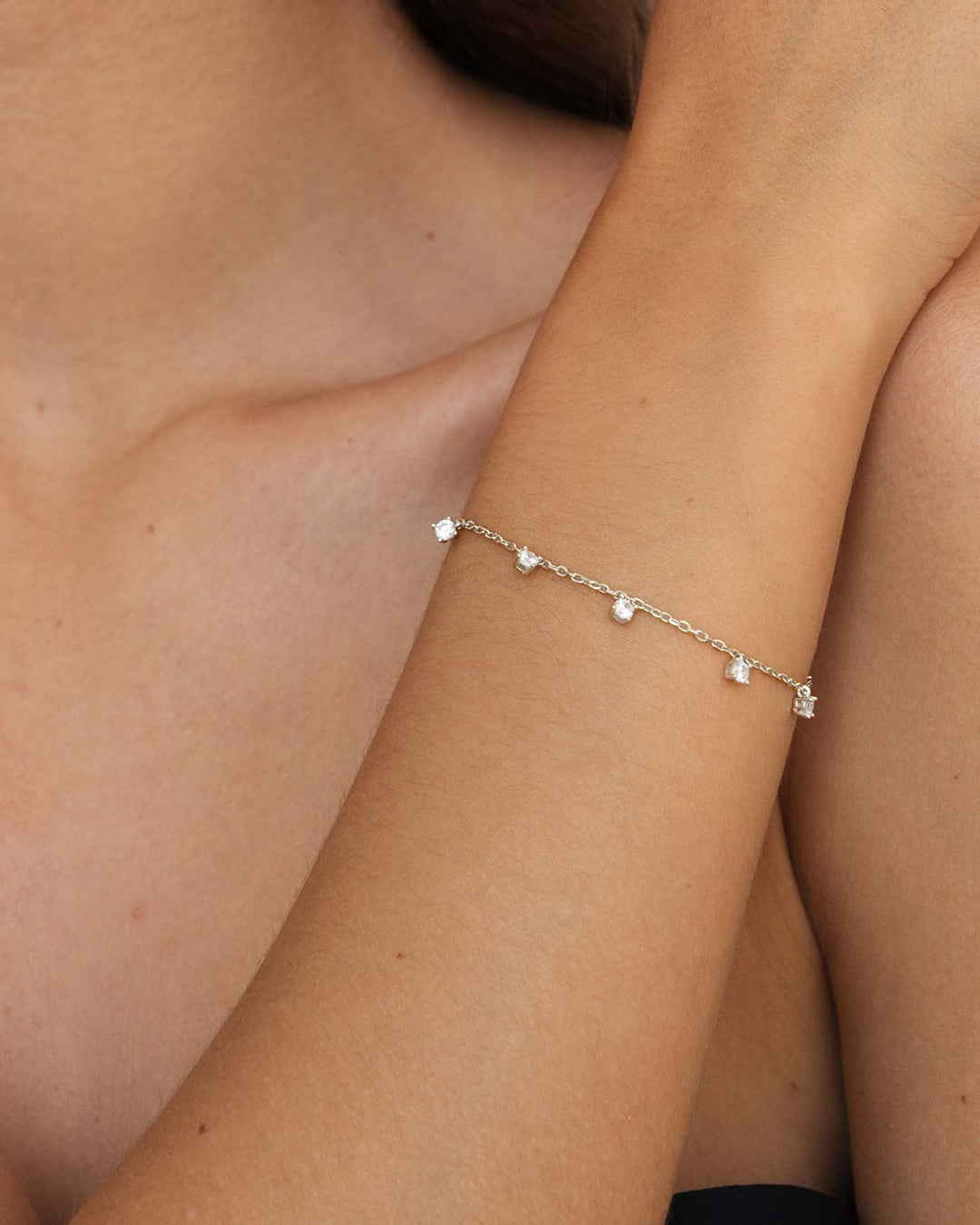 close up del bracciale zirconia bianco argento indossato