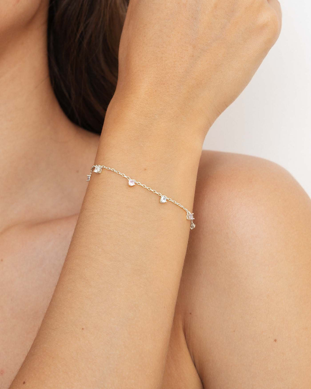 close up del bracciale zirconia pastello argento indossato