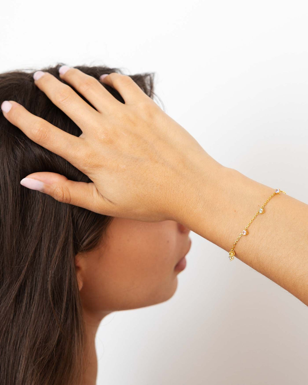 bracciale zirconia pastello placcato oro indossato su modella