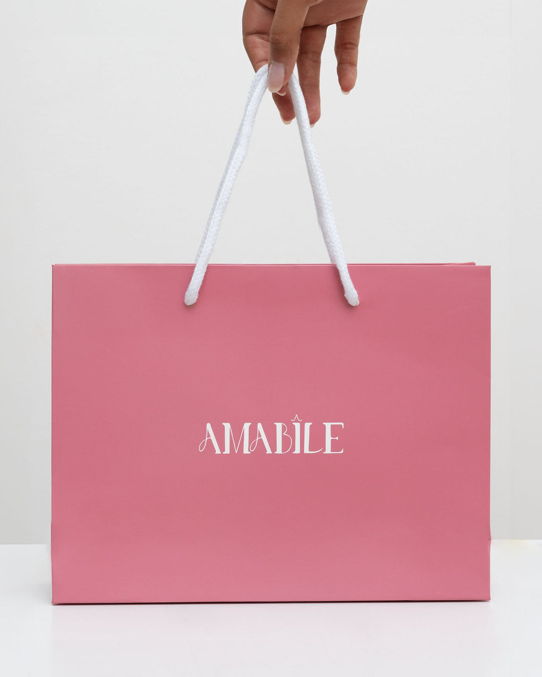 busta rigida rosa di amabile tenuta in mano