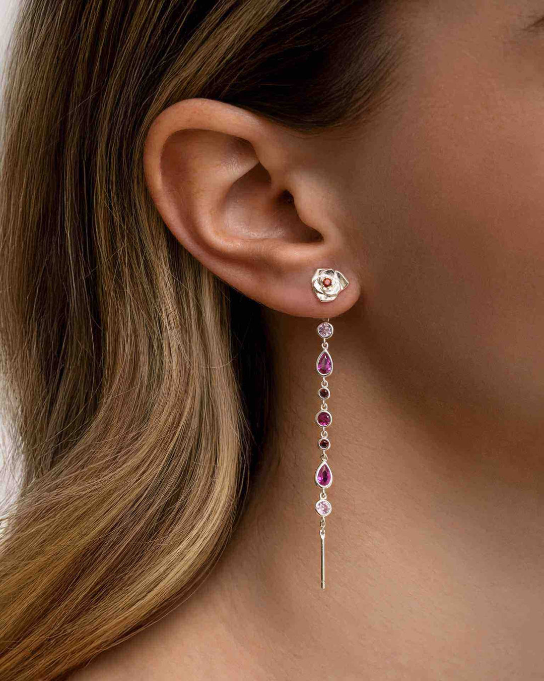 close up indossato orecchino pendente rosa e zirconi rosa e fucsia argento