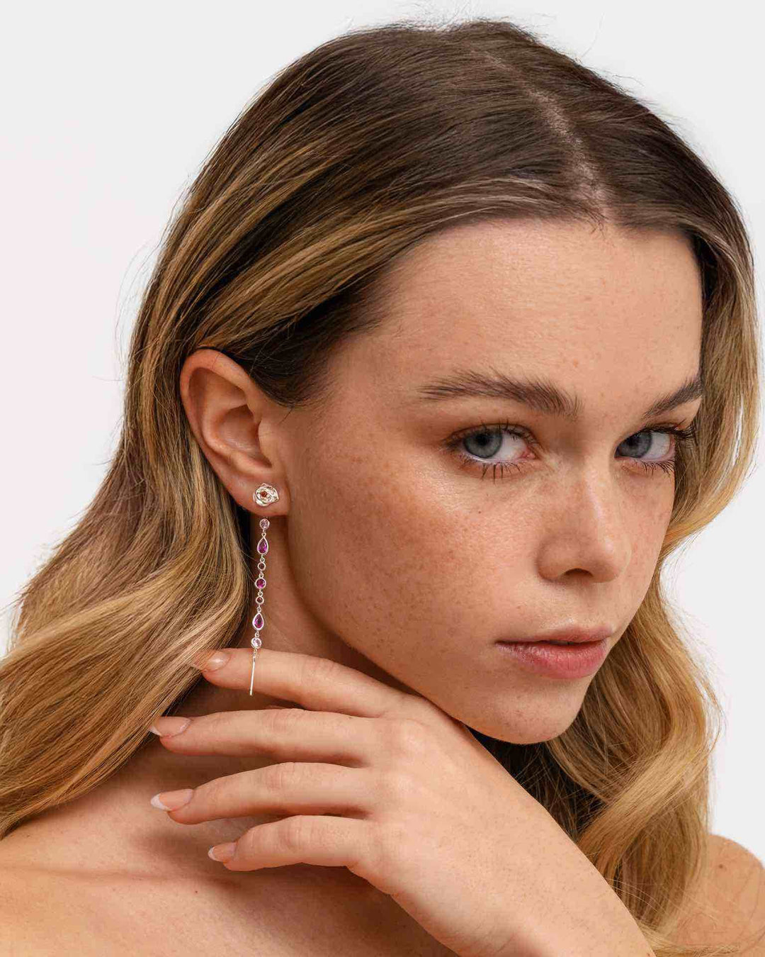 modella indossa orecchino pendente rosa e zirconi rosa e fucsia argento