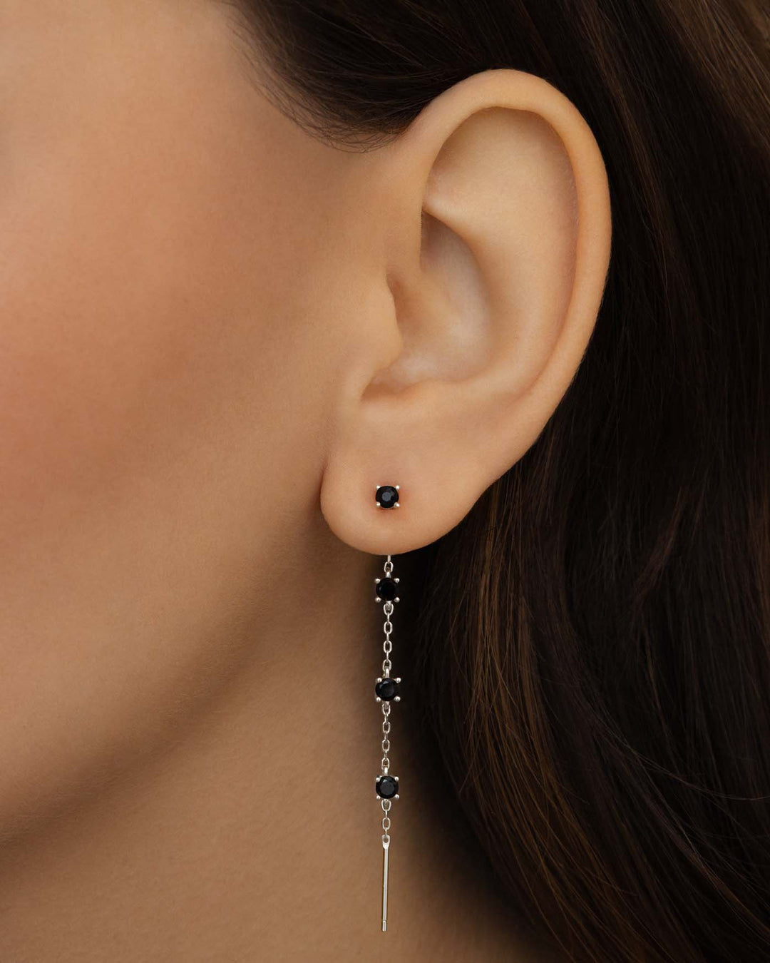 close up del charmi luce argento nero indossato