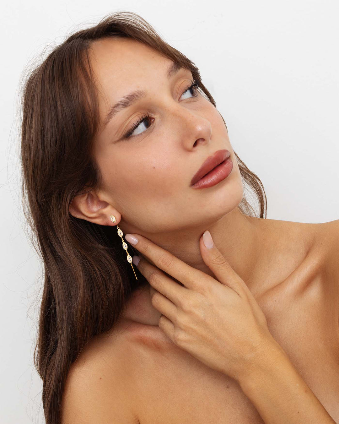 modella indossa charmi marquise oro