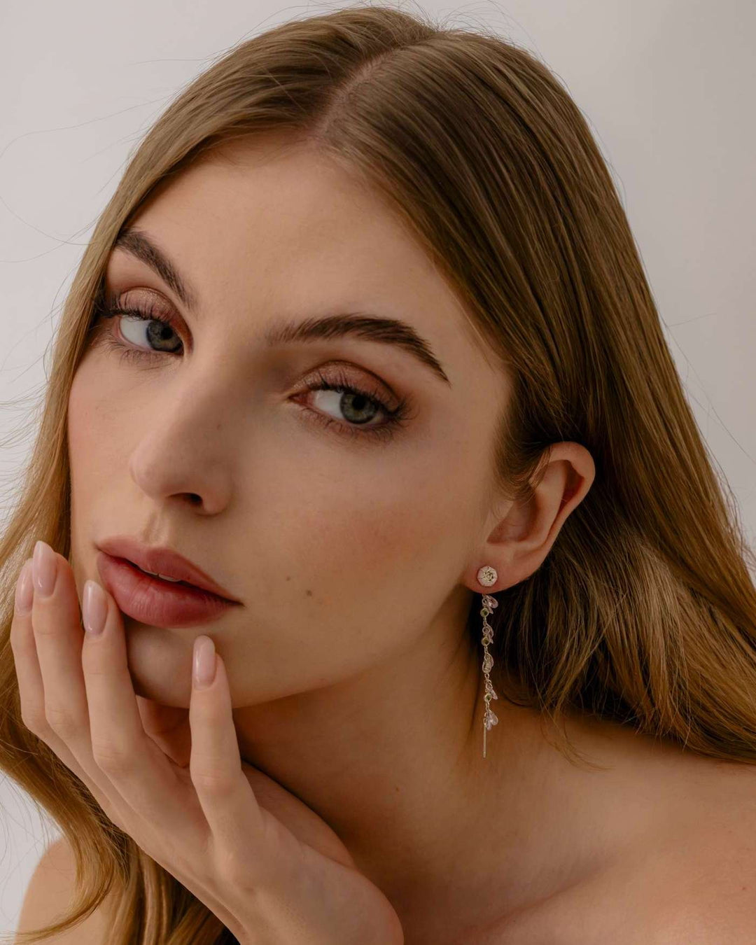 modella indossa charmi peonia