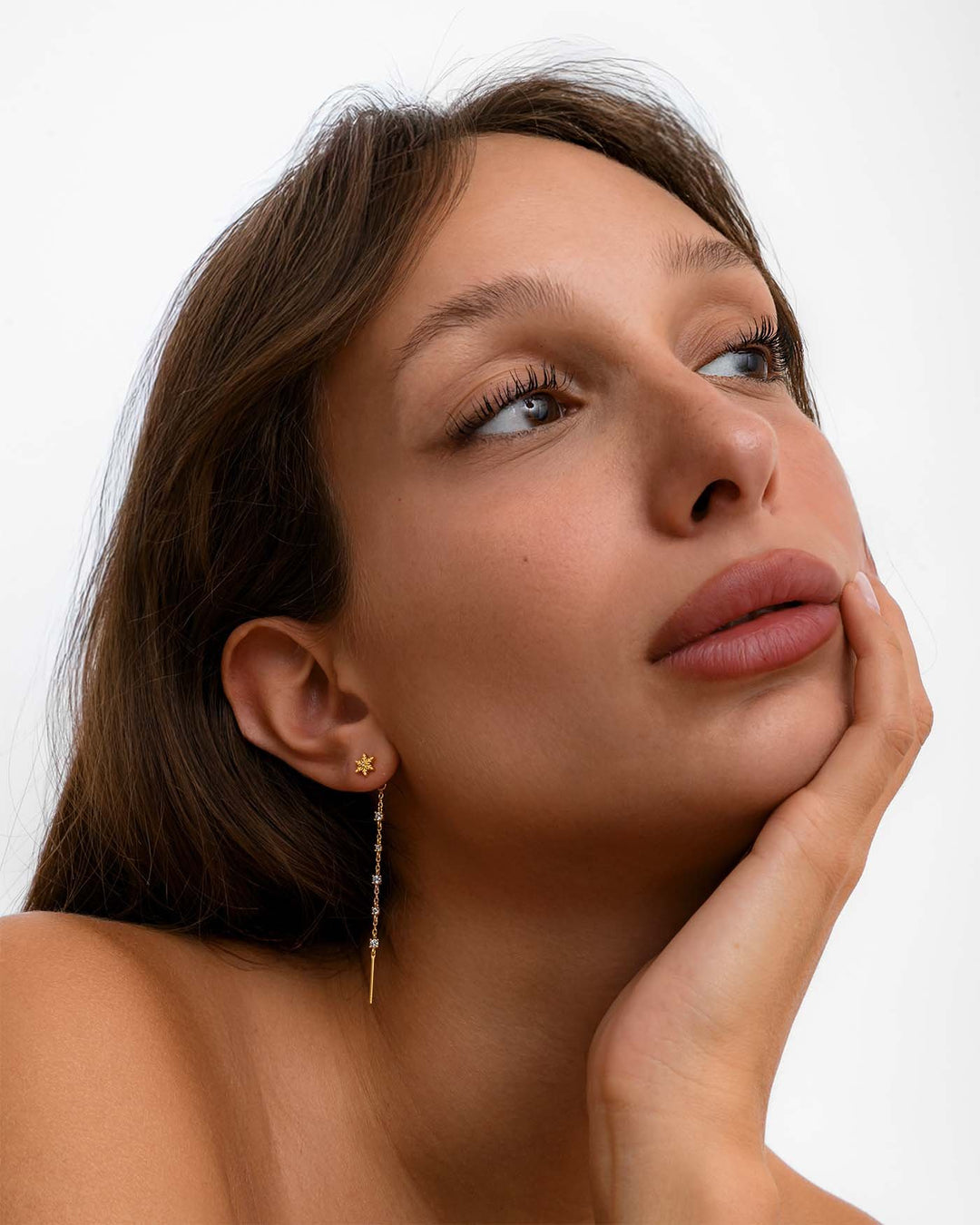 modella indossa charmi snowflake oro