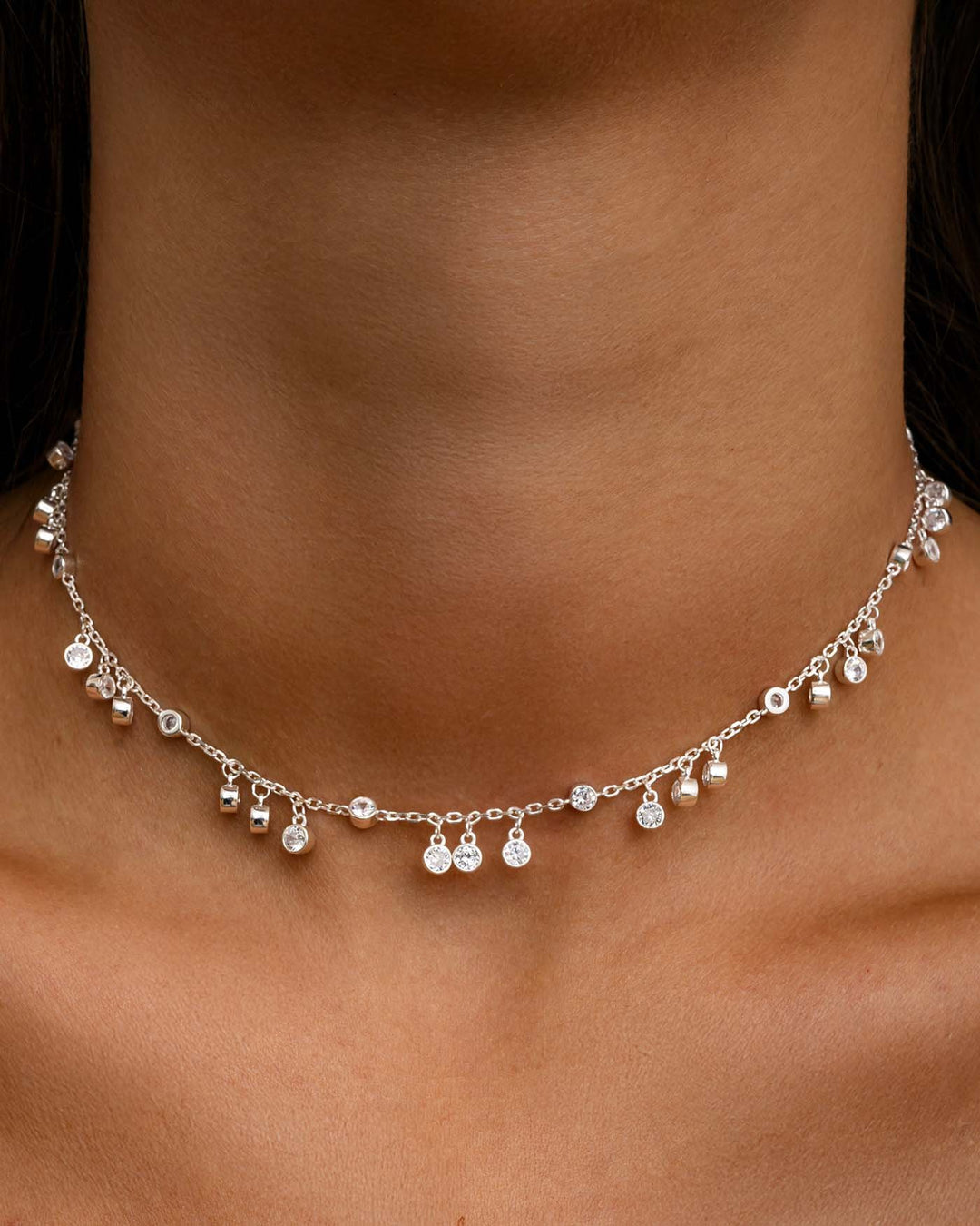 close up del choker brilliance argento con pendenti in stile gipsy indossato