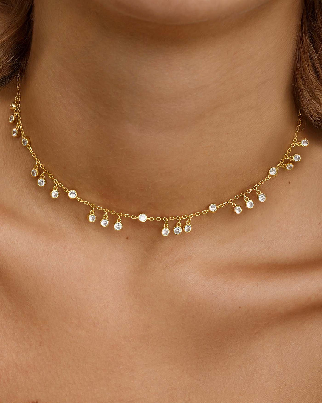 close up del choker brilliance placcato oro con pendenti in stile gipsy indossato