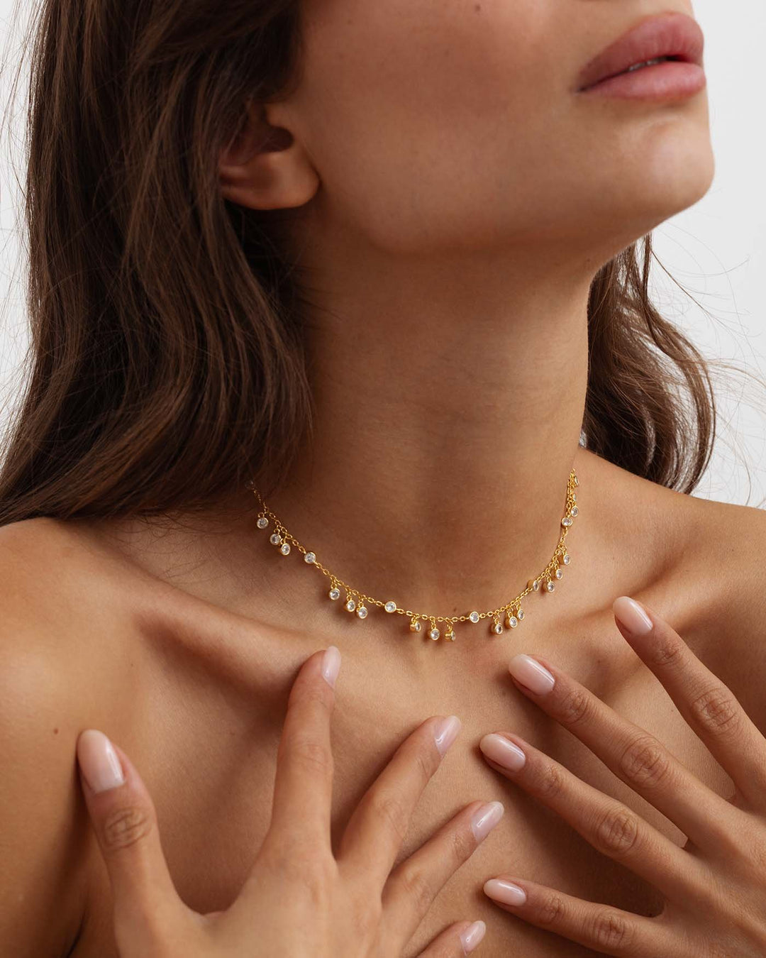 choker brilliance placcato oro con pendenti indossato su modella