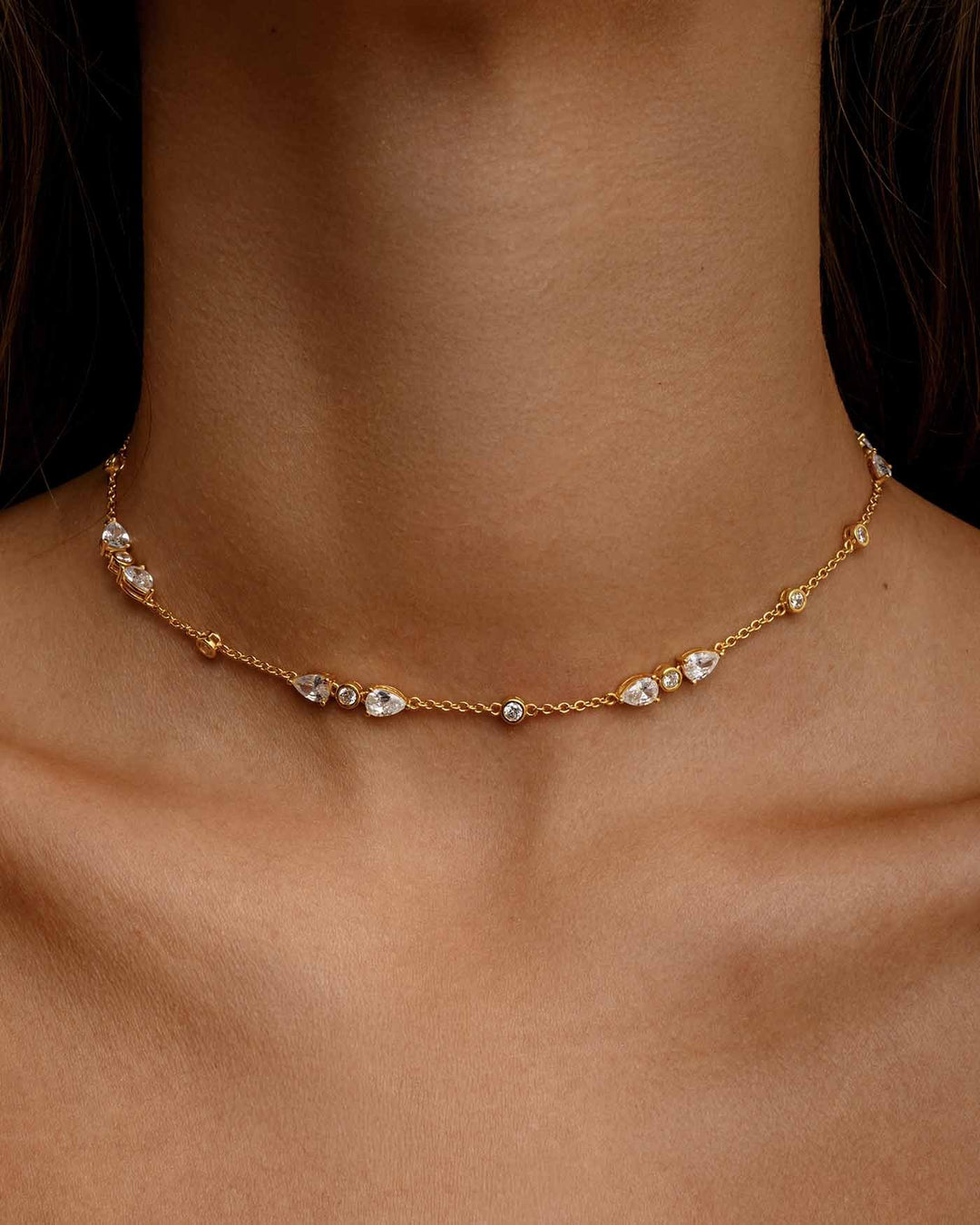 close up indossato choker glimmer