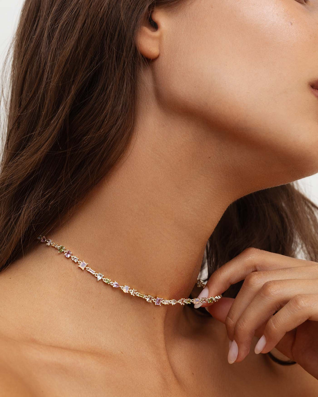 modella indossa choker lilypad argento