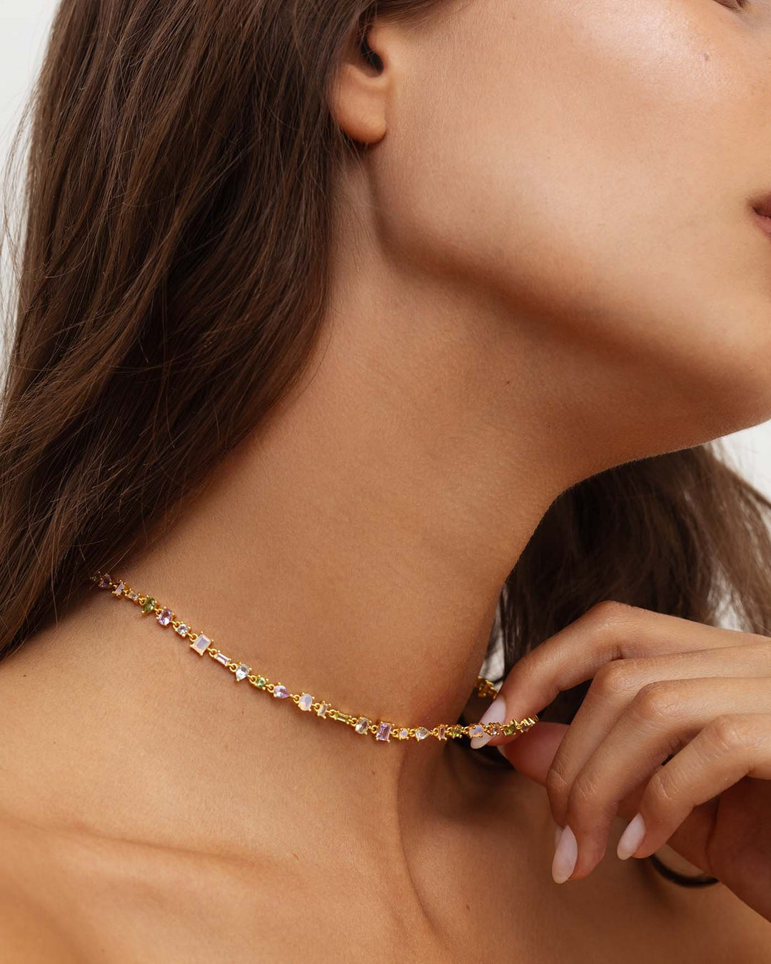 modella indossa choker lilypad oro