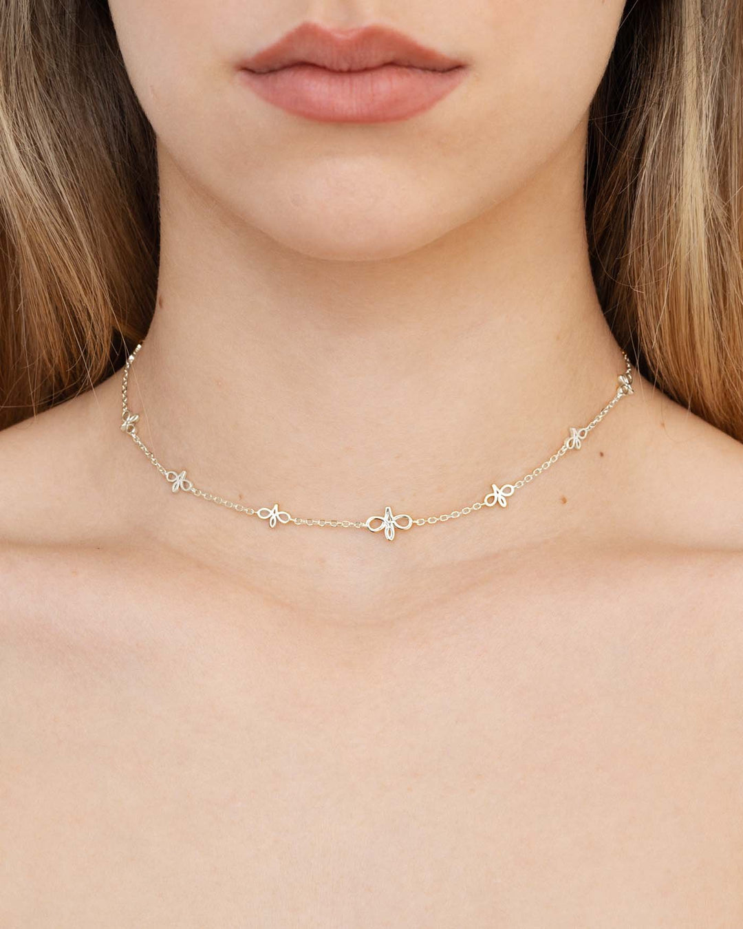 choker loghi argento indossato
