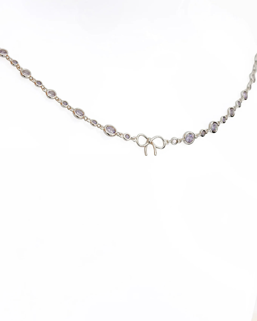 Choker in ottone con zirconie lavanda e lilla e fiocco centrale