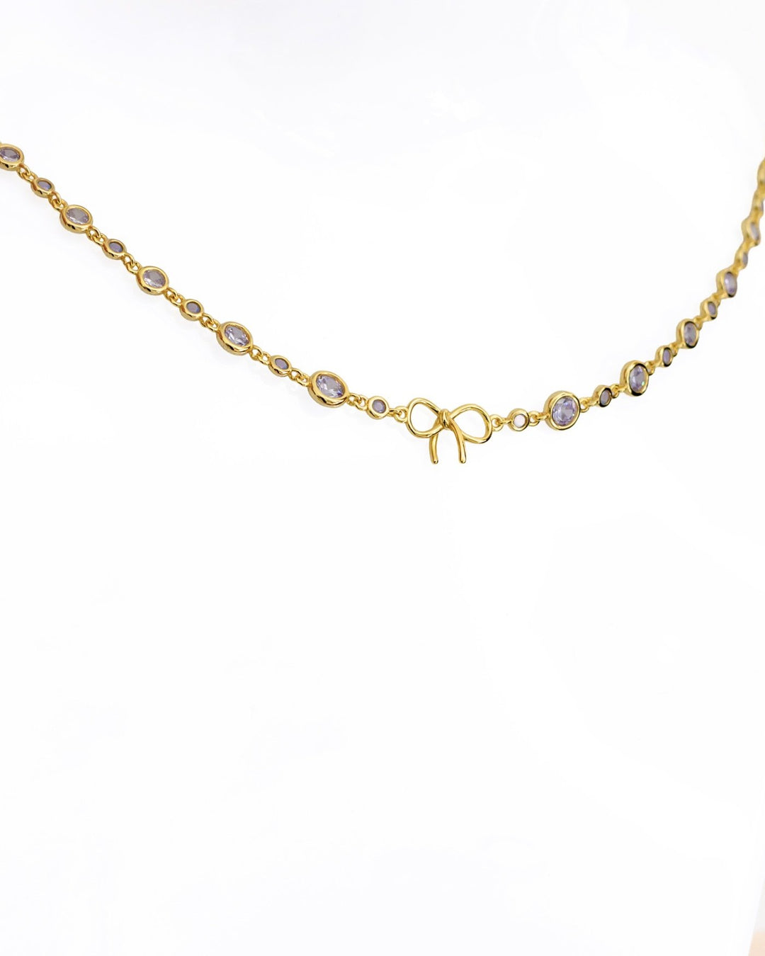 Choker in ottone con zirconie lavanda e lilla e fiocco centrale