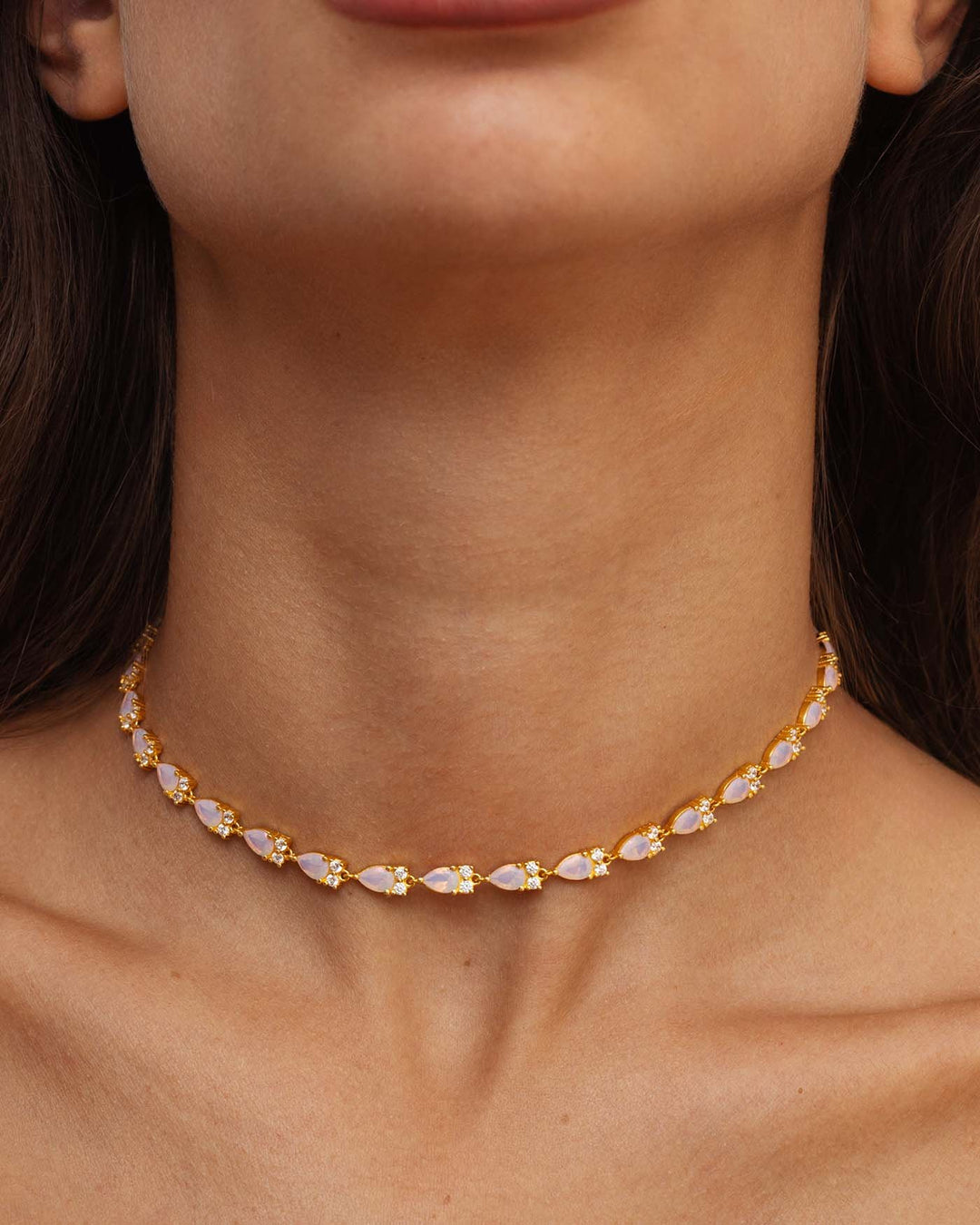 close up indossato choker petals oro