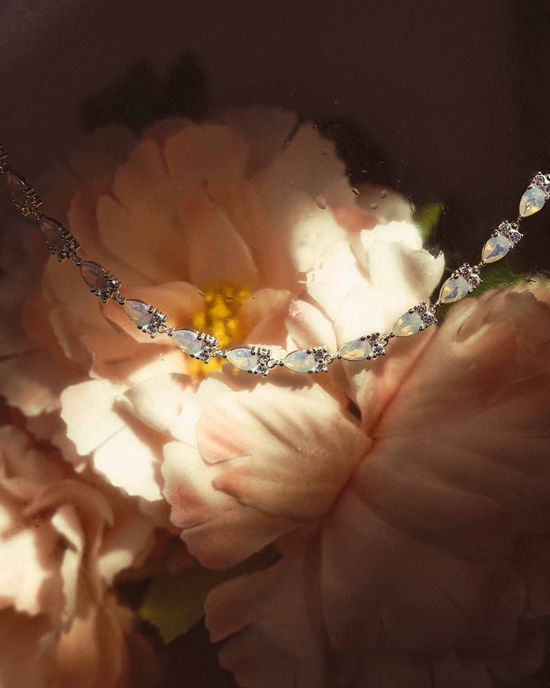 choker con pietre cipria su sfondo floreale