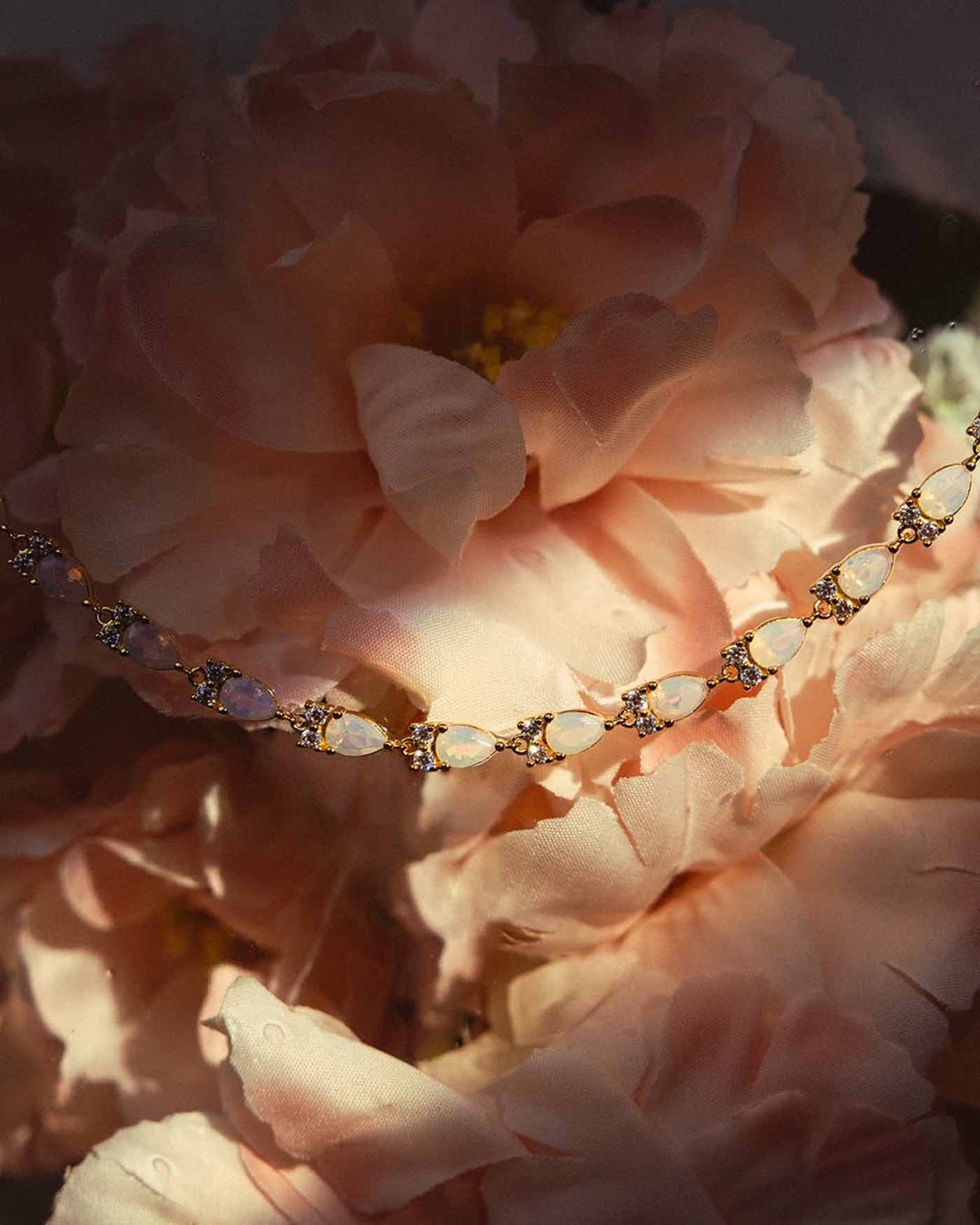 choker con pietre cirpia su sfondo floreale