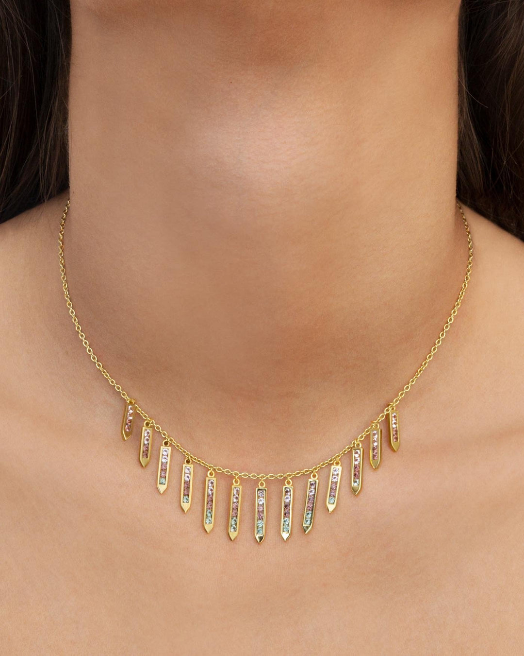 close up del choker savanna placcato oro indossato