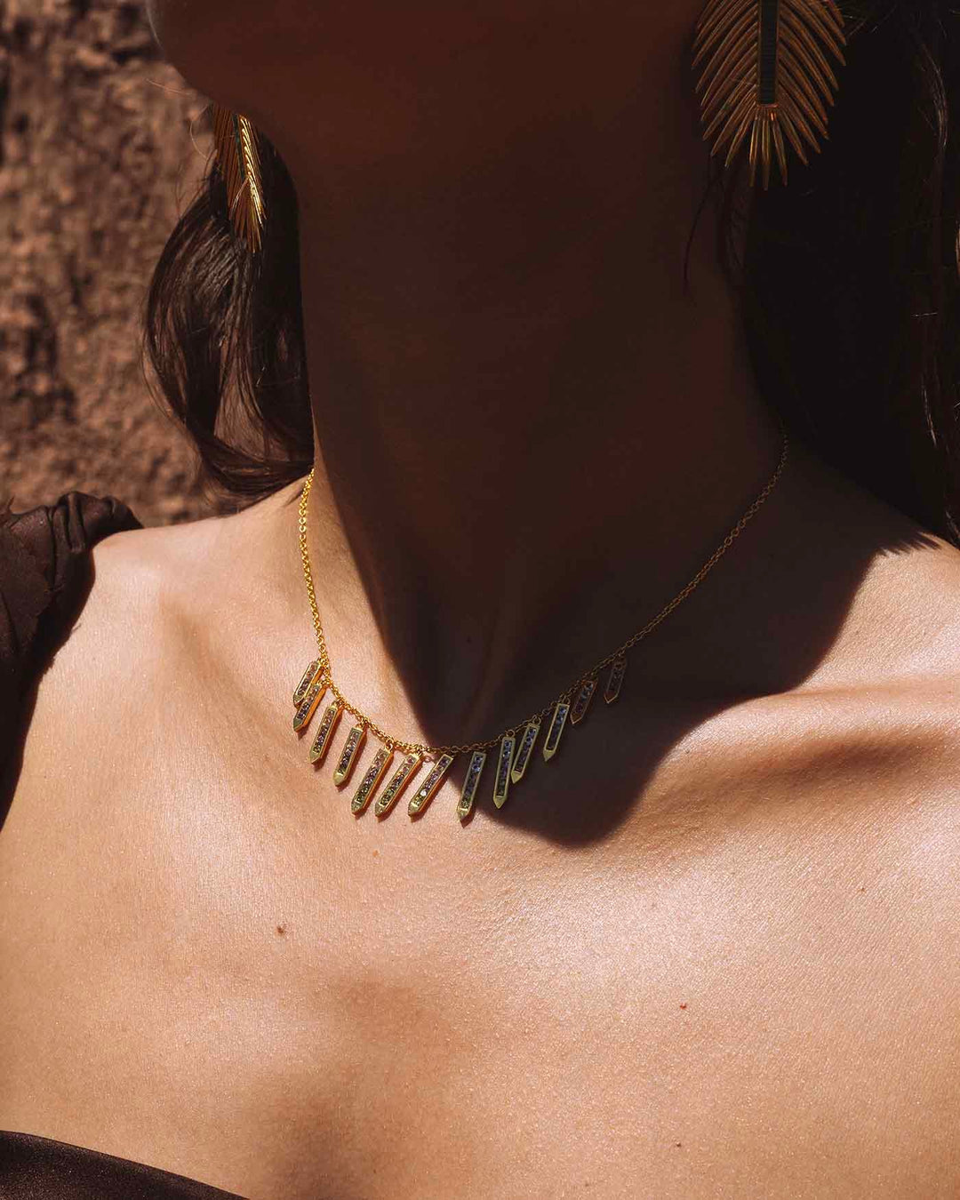 choker savanna placcato oro indossato su modella