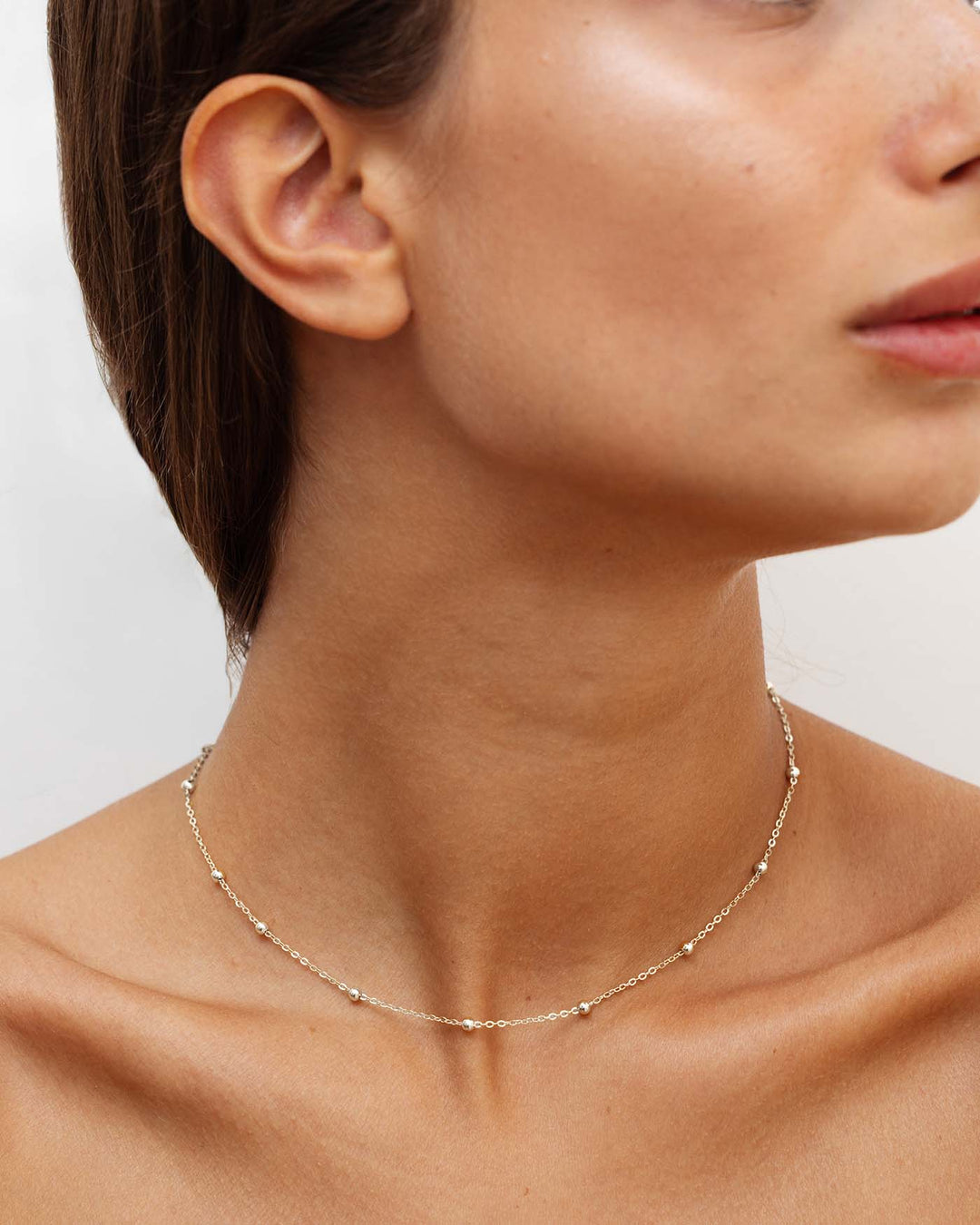 choker sfere in argento indossato