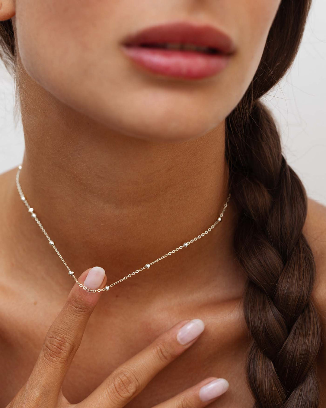 close up del choker sfere in argento indossato