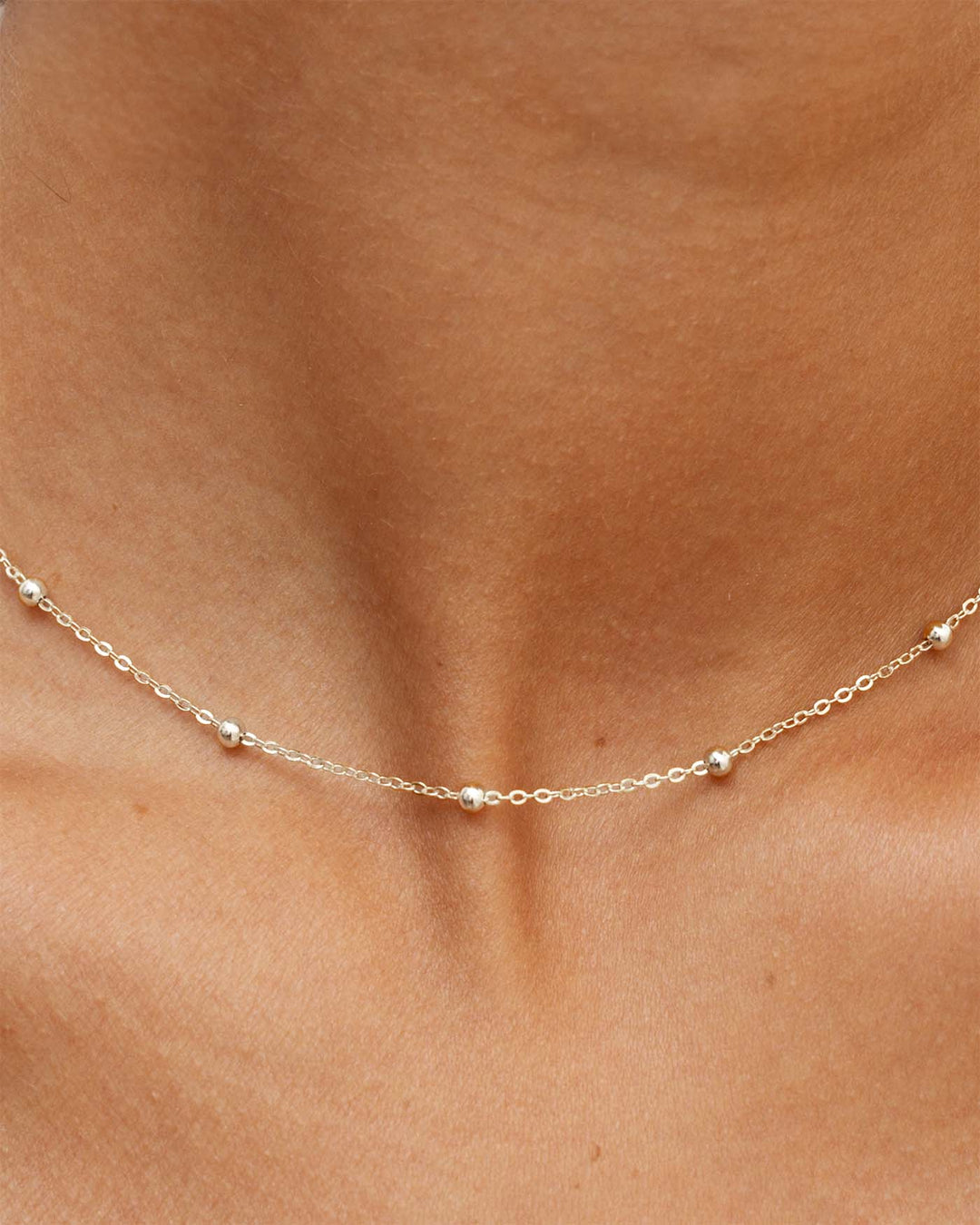 dettaglio del choker sfere argento indossato