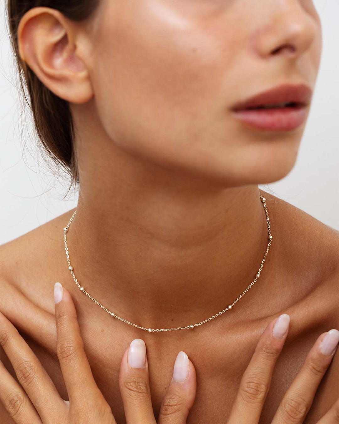 choker sfere argento indossato su modella
