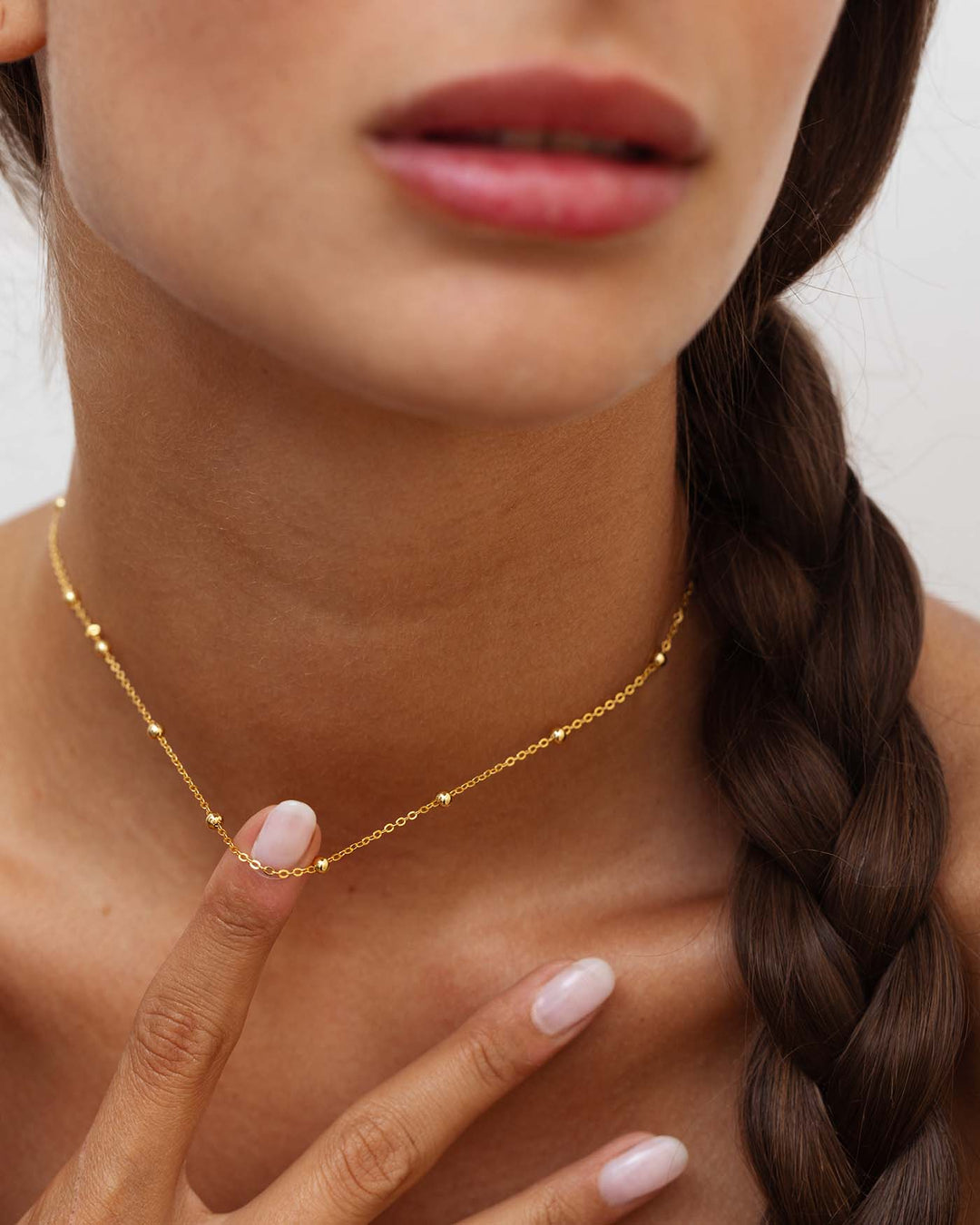 close up del choker sfere placcato oro indossato
