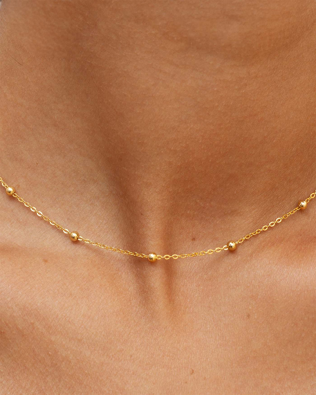 dettaglio del choker sfere placcato oro indossato