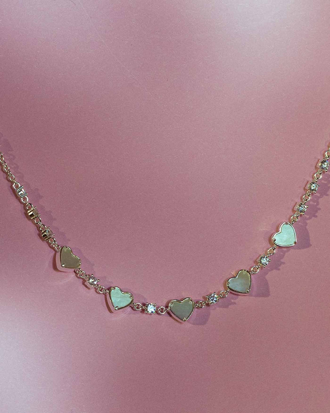 choker treasure argento su sfondo rosa