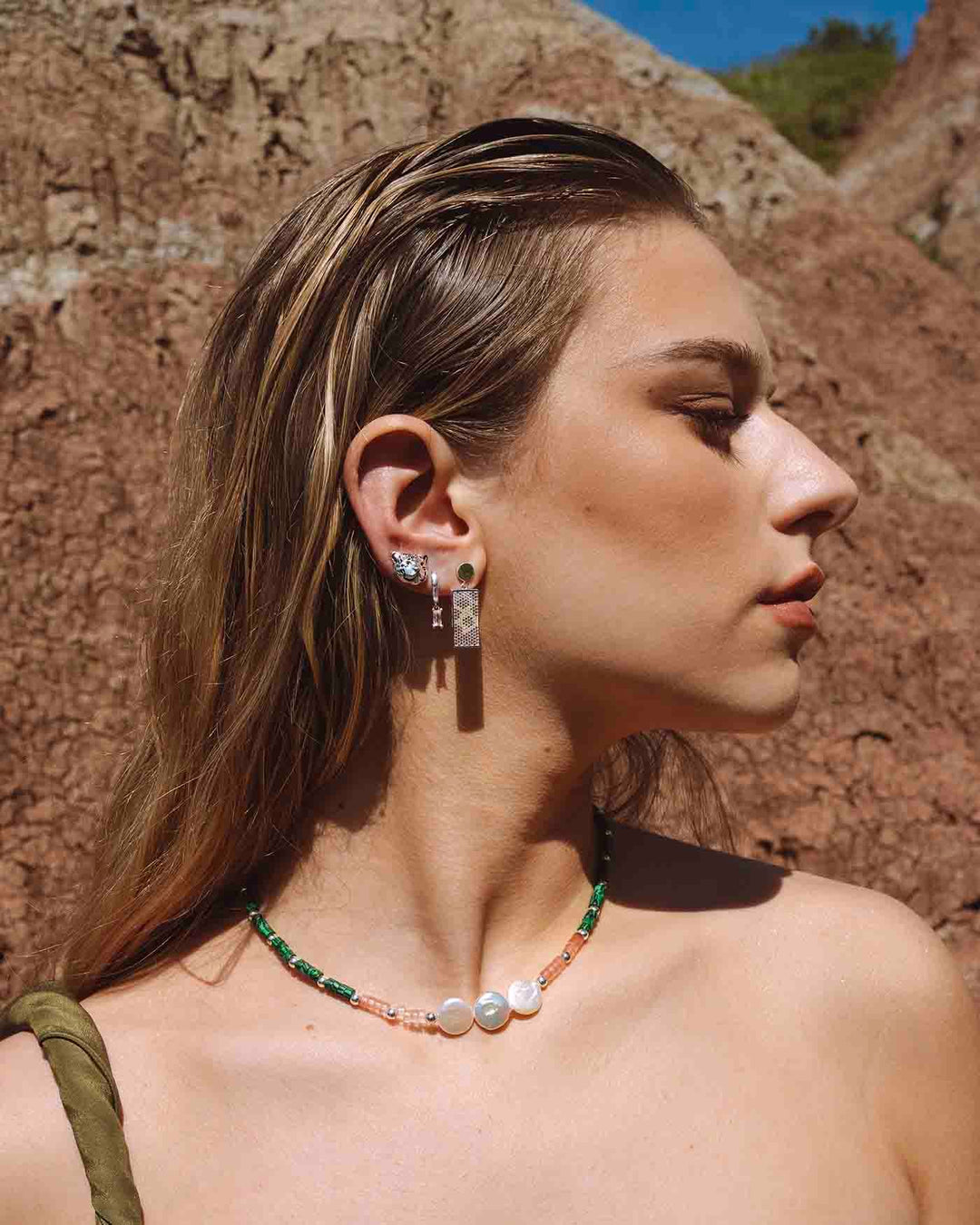 collana amabiland argento abbinata ad altri gioielli safari