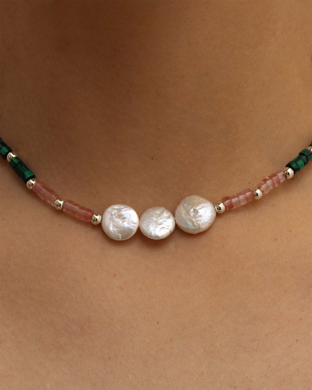 dettaglio della collana amabiland argento indossata