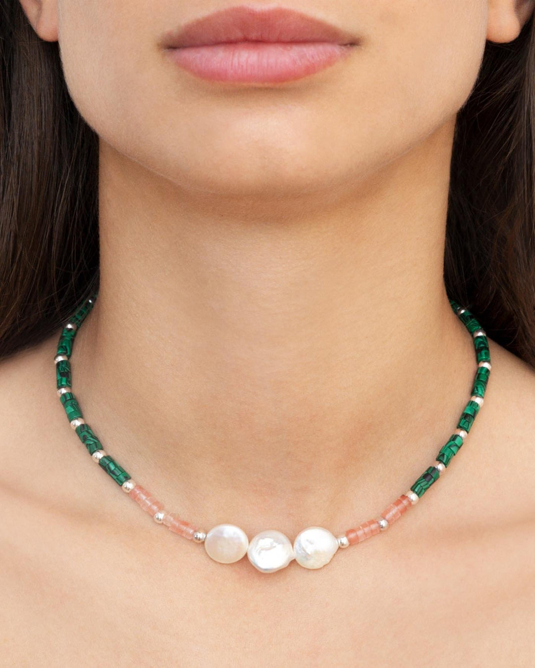 close up della collana amabiland argento indossata