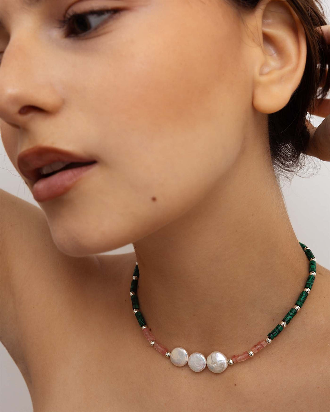 collana amabiland argento indossata su modella