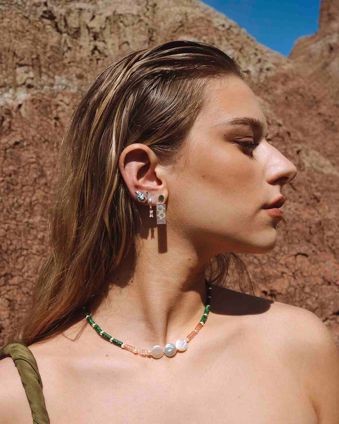 collana amabiland placcata oro abbinata ad altri gioielli safari