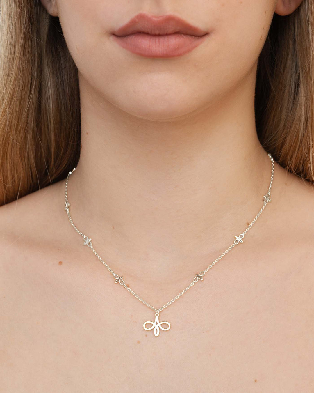 close up della collana amabile argento indossata