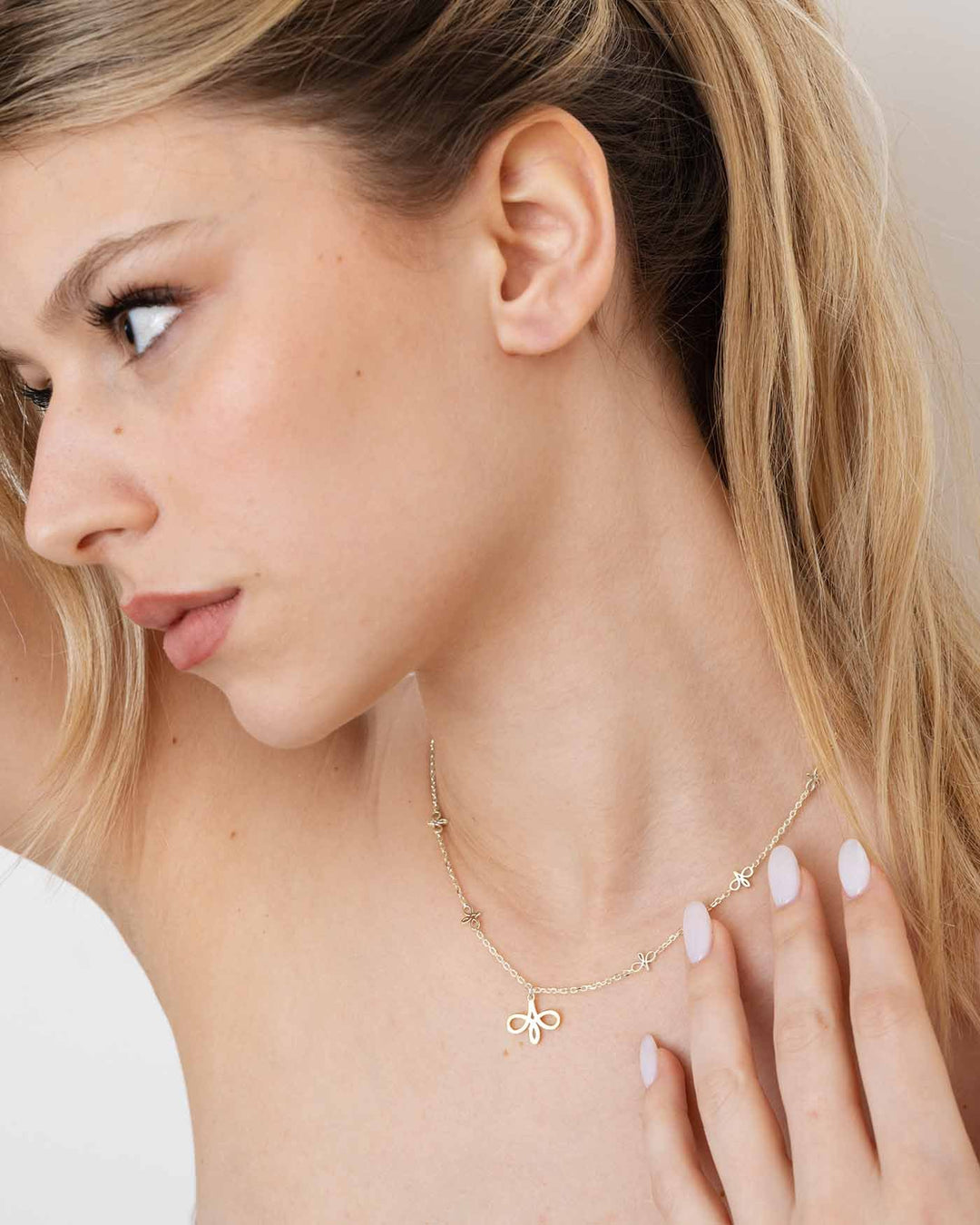 collana amabile argento indossata su modella