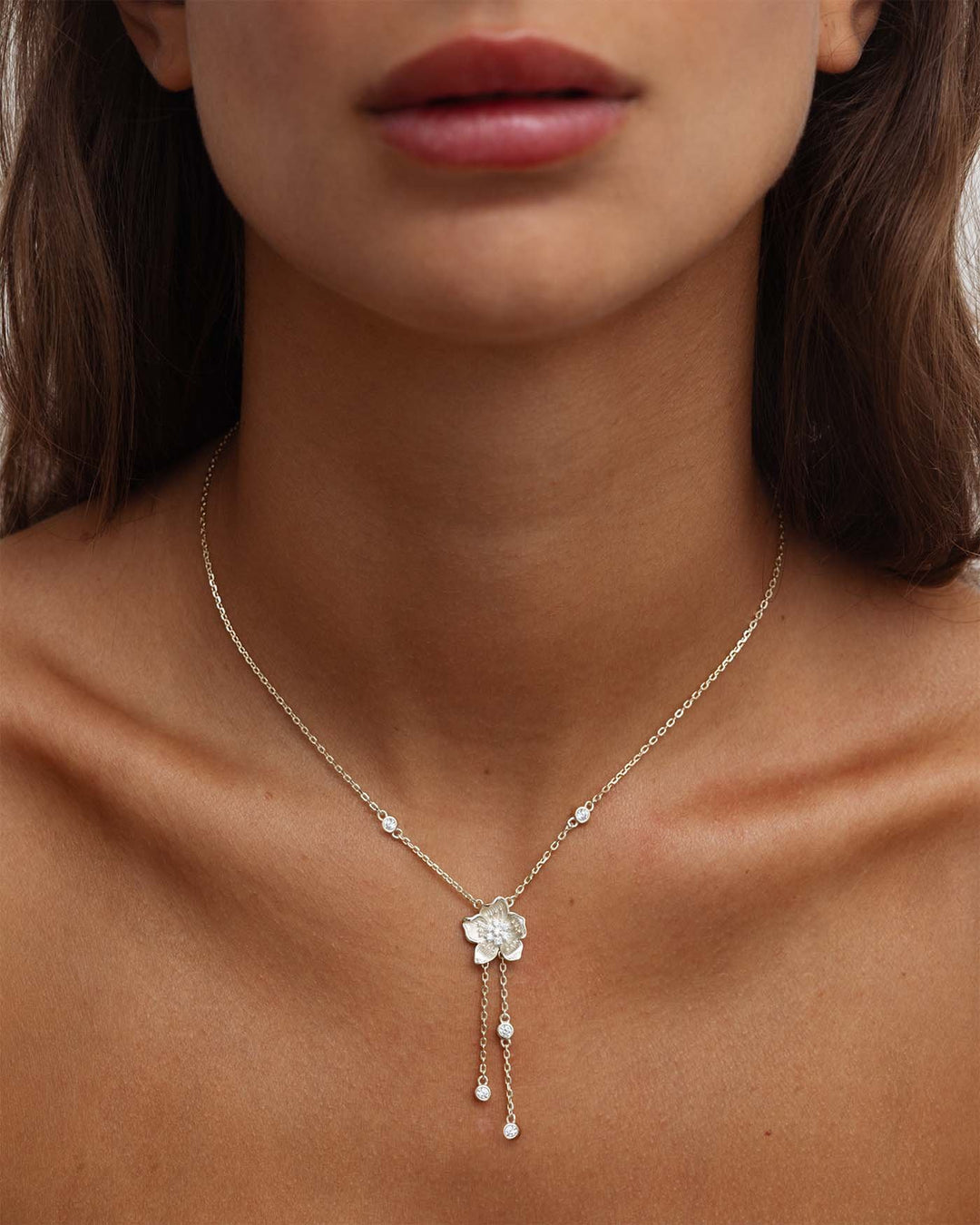 close up della collana amaryllis argento indossata