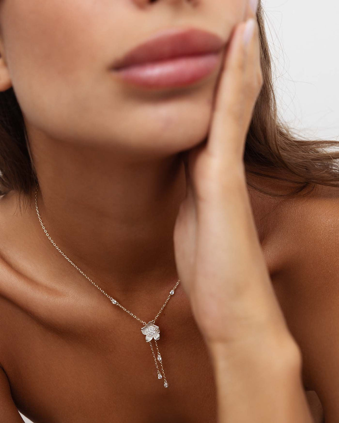 collana amaryllis argento indossata su modella