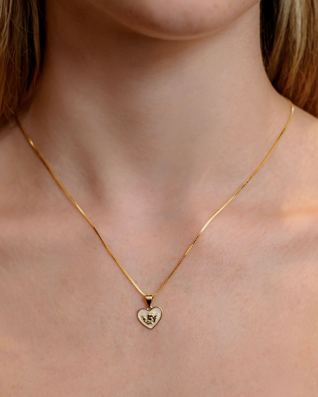 close up indossato collana angioletto