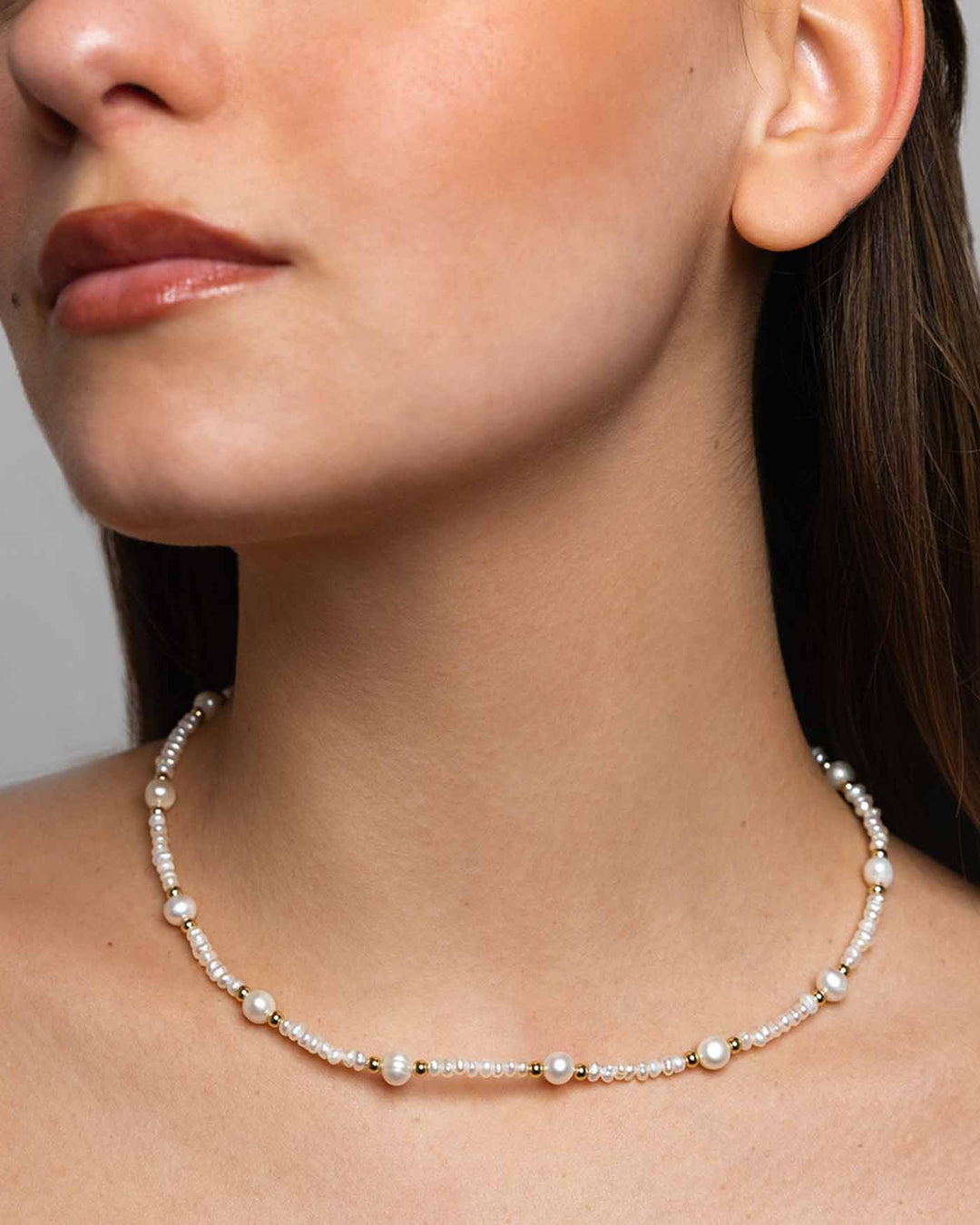collana anita placcata oro indossata su modella