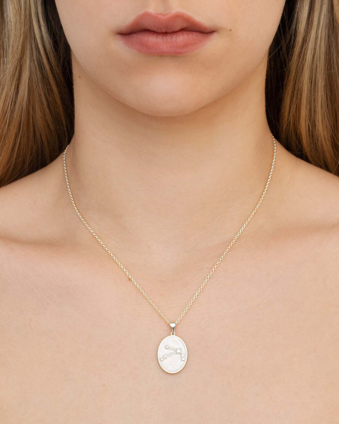 collana astro argento ariete indossata