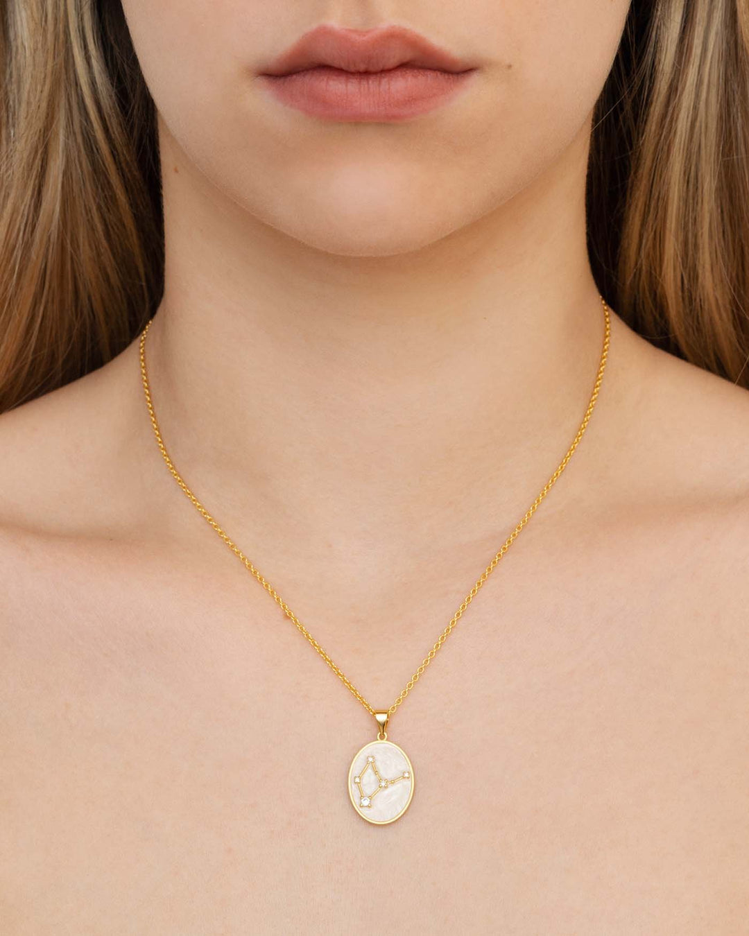 collana astro placcata oro vergine indossata