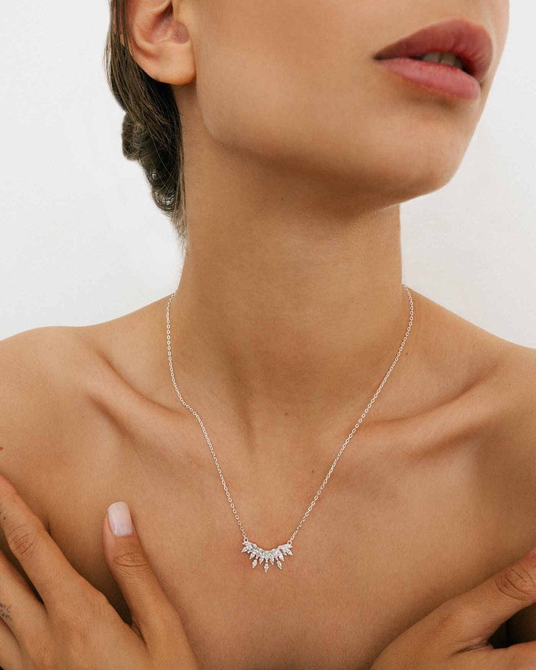 collana bouquet argento indossata